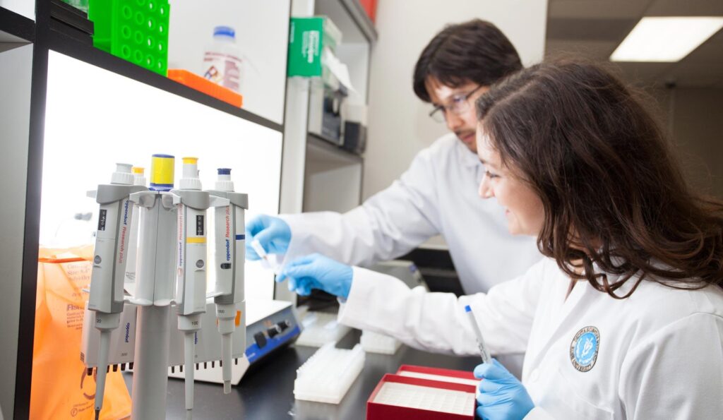 2 Students at the research lab