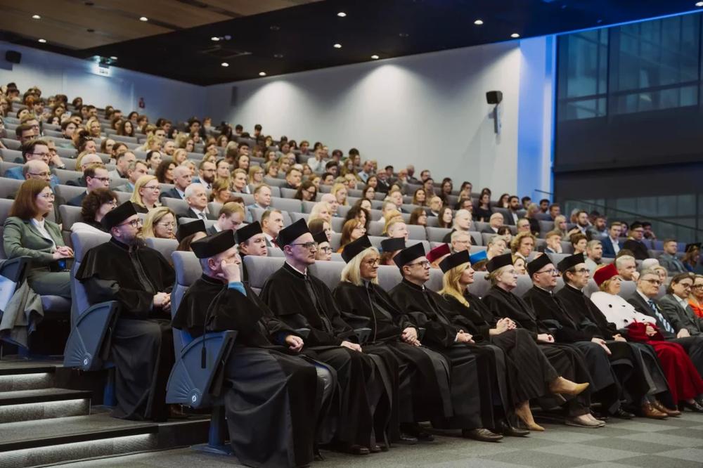 Vizja University in Warsaw Deans